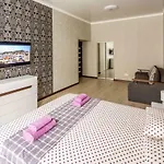 With 2 Bedroom Near Opera House Gorodotska 27 Str With Parking Leópolis