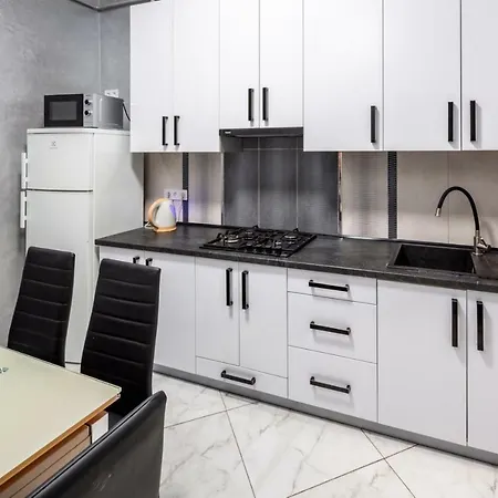 With 2 Bedroom Near Opera House Gorodotska 27 Str With Parking Apartment *
