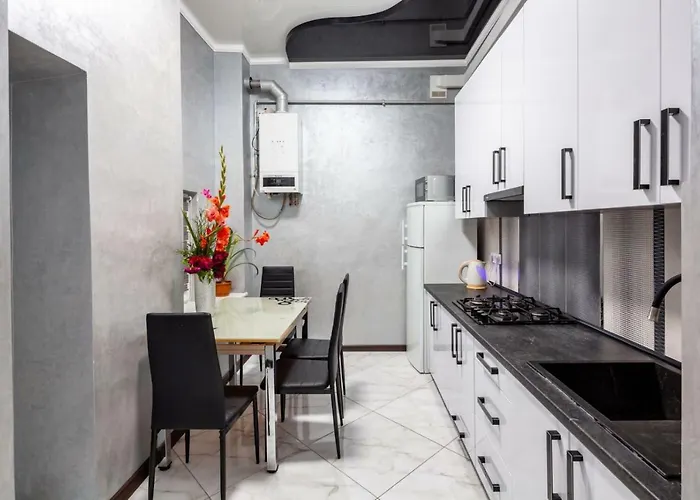 With 2 Bedroom Near Opera House Gorodotska 27 Str With Parking Apartamento